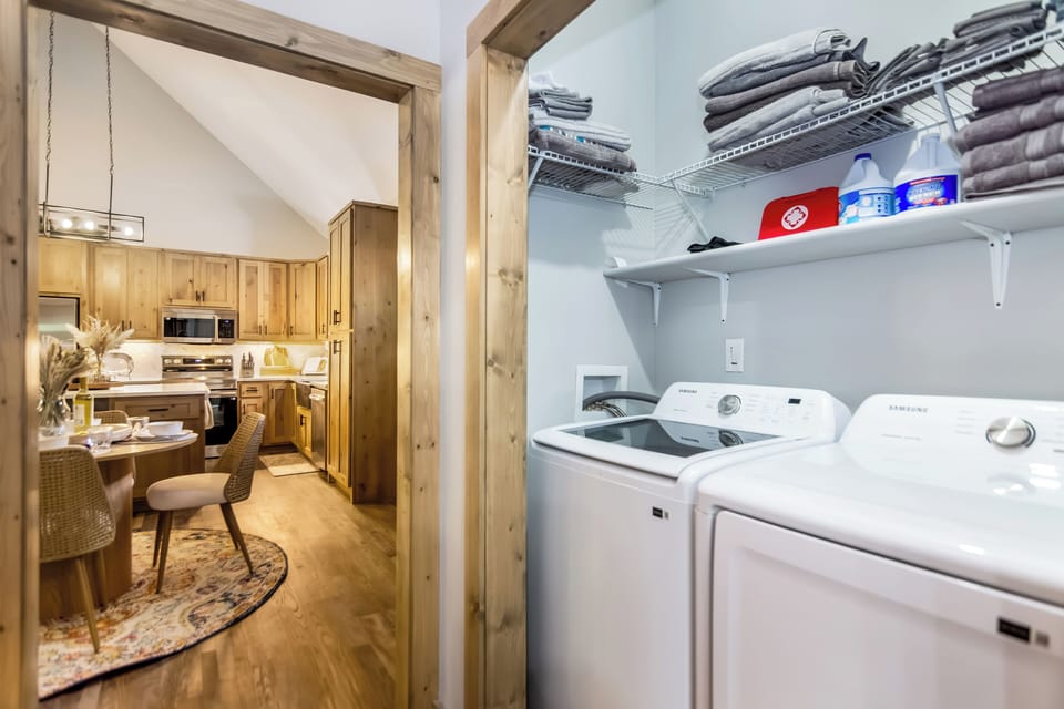Full washer & dryer with complimentary pods & dryer sheets