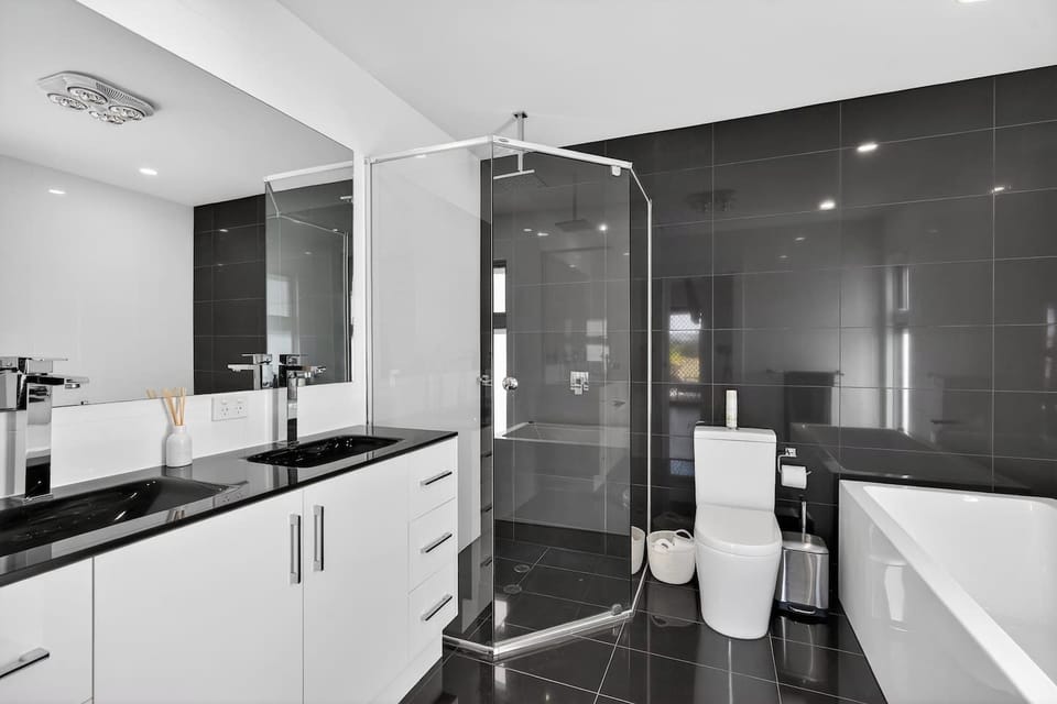 Bed 1 Master Ensuite