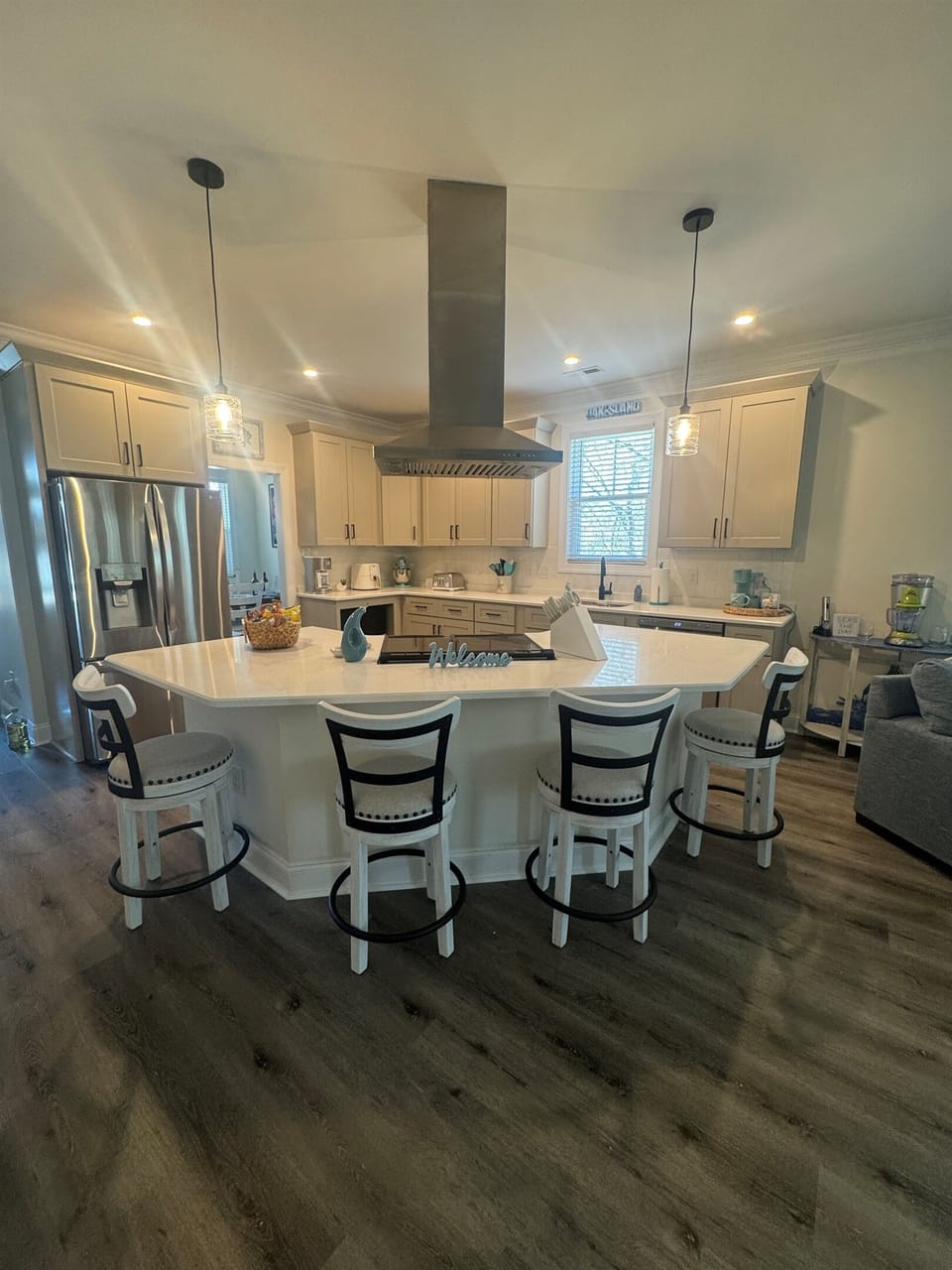 Kitchen w/Island and bar stools