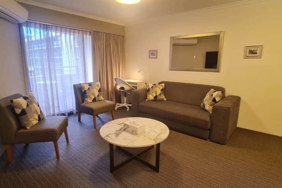 At any time of the year, you can enjoy quality time in this spacious living room, whether it's for conversations, catching up on the news, or simply relaxing. The reverse cycle air conditioning will ensure your comfort throughout your stay.