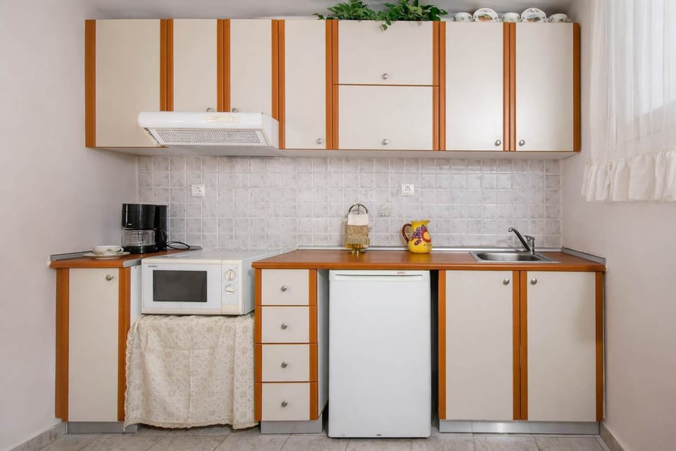 Fully equipped compact kitchen with all the modern essentials. Designed for convenience, it provides everything needed for preparing meals while maintaining a warm and inviting aesthetic
