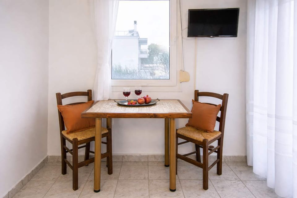 Bright dining corner next to the window, offering natural light and a pleasant setting for breakfast or a quiet meal.