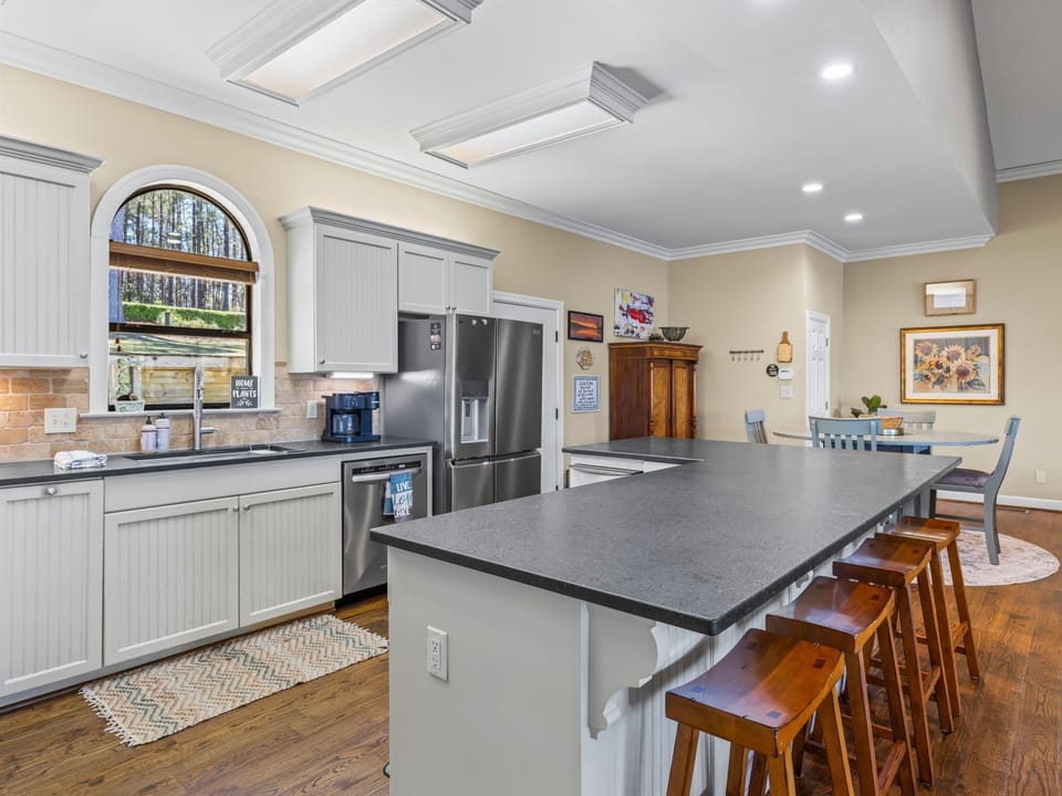 Stainless steel appliances, Including an ice machine!