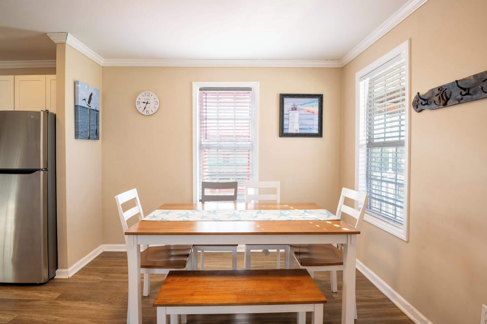 Traditional Dining Table Seats 6