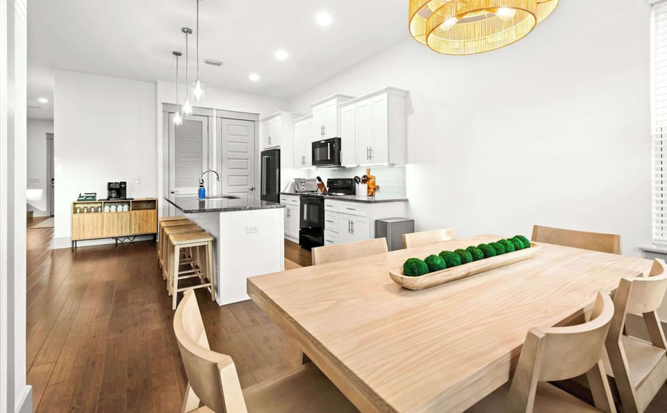 Dining Area: Table seating for 6
