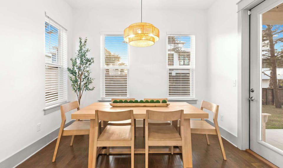 Dining Area: Table seating for 6
