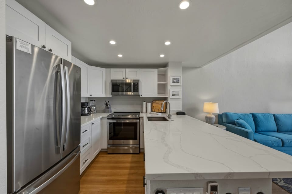 Indoors, Lamp, Appliance, Microwave, Oven