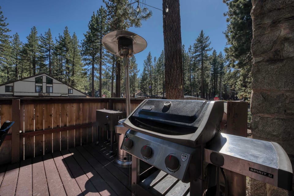 Deck: Outdoor dining area with seating for 6, gas grill