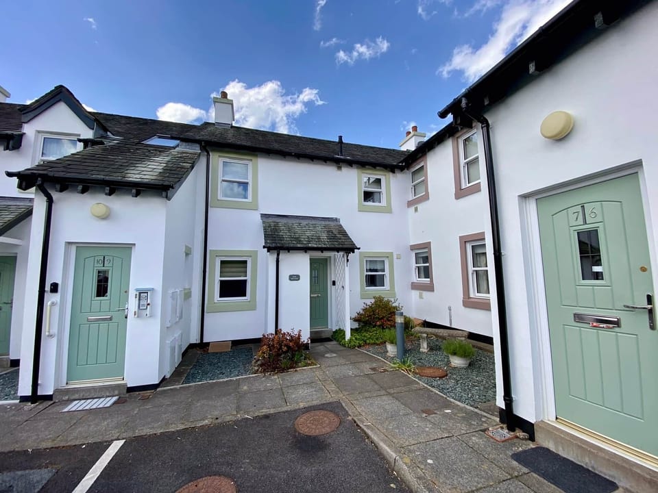 8 Howrahs Court External