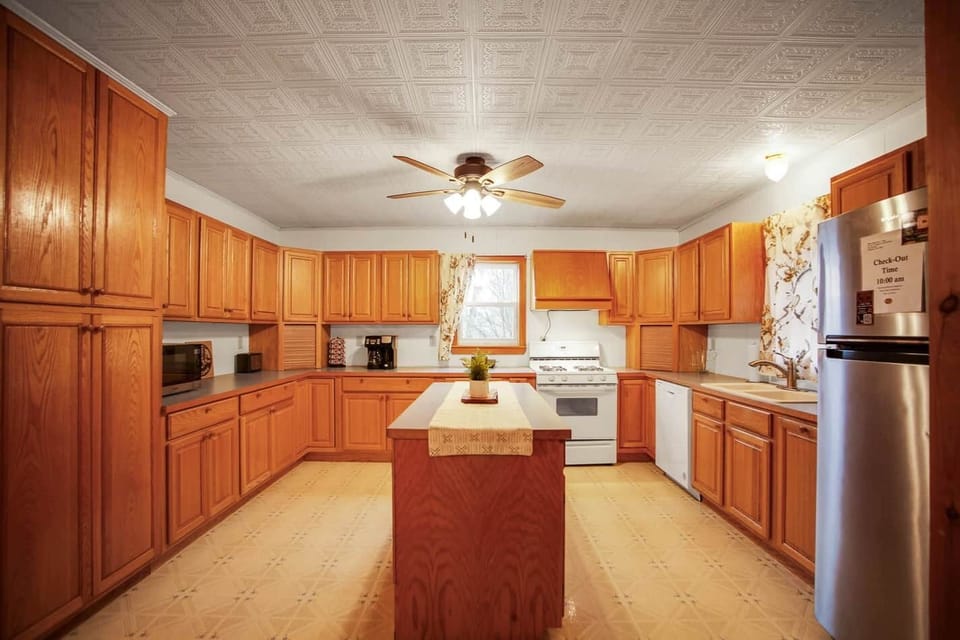 Misty Mountain Cottage - fully stocked kitchen with dishwasher