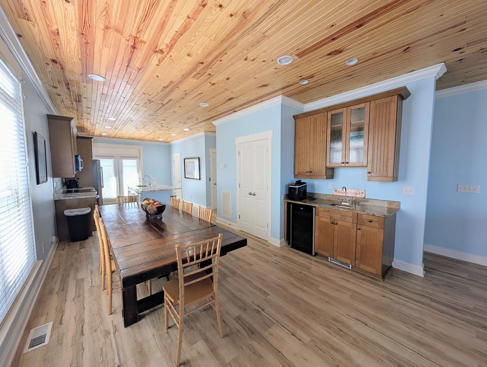 Dining area/built-in bar. 