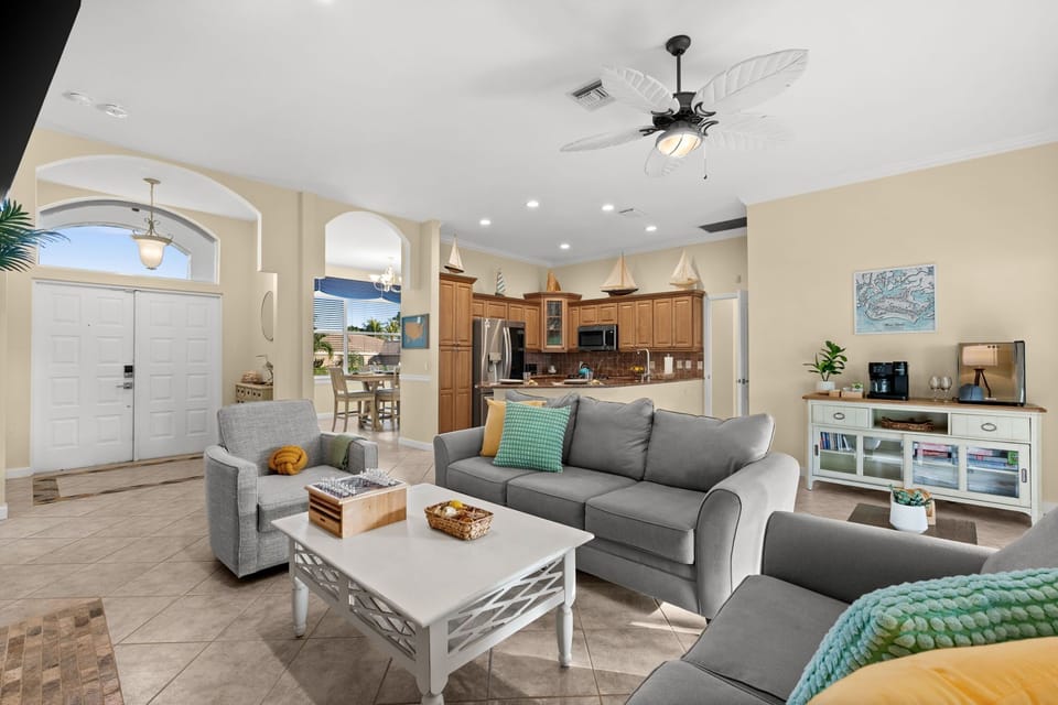 Living Room: Bright and airy space with stylish décor to unwind and enjoy endless vacation vibes!