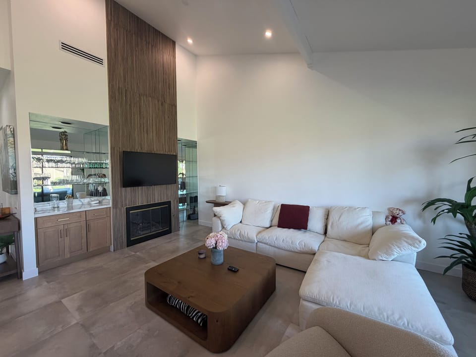 Stunning Newly Remodeled Luxury Condo with Golf Course View-Palm Valley House in Palm Desert