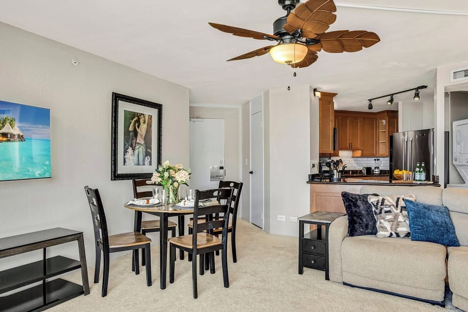 With golden light and sky-high city views, this dining nook adds a swirl of charm to every bite and sip    KS-815