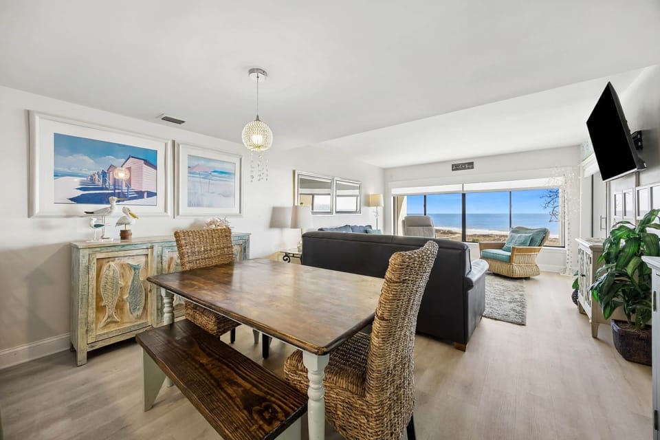 C121 Surf & Racquet - Dining and Living Areas