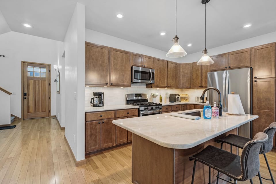 Kitchen
•Large Microwave
•Well Appointed