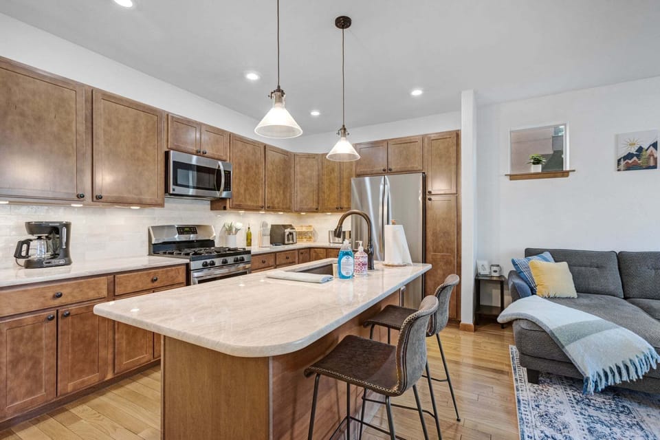 Kitchen
•Drip Coffee Maker
•Gas Stove
•Full Size Refrigerator