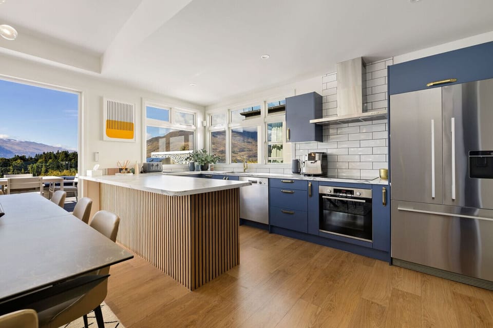 Kitchen: High end appliances & coffee machine for those slow mornings