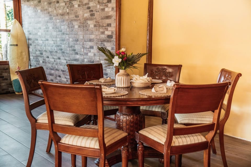 Comfortable dining table for 6 guests