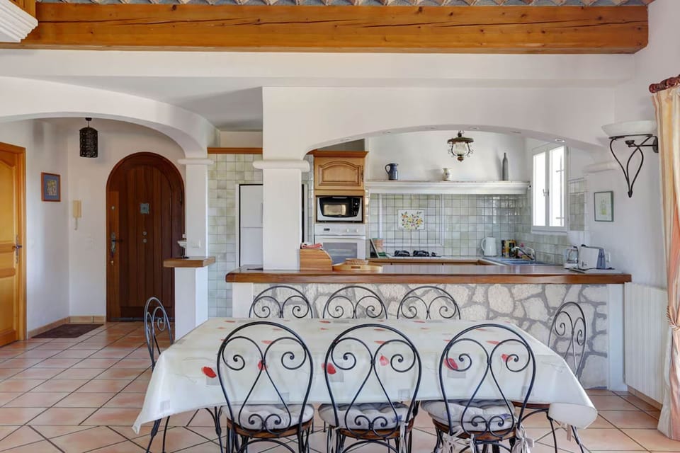 salle à manger et cuisine