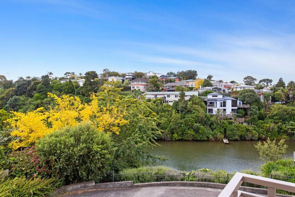 Quite, peaceful bush setting with water views