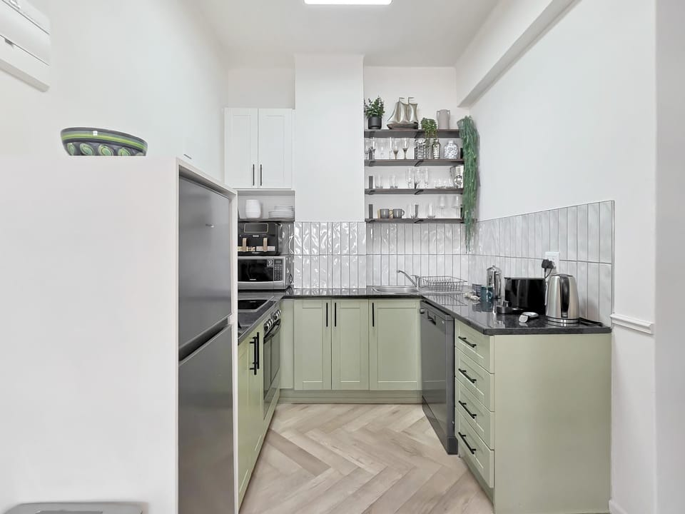 Piazza on Church Stylish 1BR with Pool & Views (36267)
