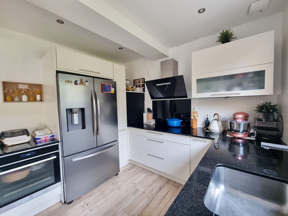 Cuisine moderne et complètement équipée avec réfrigérateur américain, plaque de cuisson, hotte, machine à café, four, bouilloire, cafetière et tout les ustensils nécessaire pour cuisiner.
