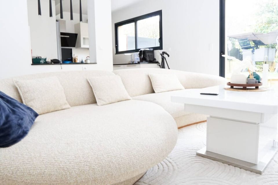 Salon très lumineux avec accès direct à la terrasse. Equipé d`un grand canapé d`angle, table basse réglable en hauteur+rallonges, smart TV 4 K de 55 pouces.