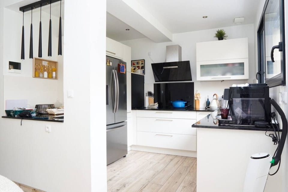 Cuisine moderne et complètement équipée avec réfrigérateur américain, plaque de cuisson, hotte, machine à café, four, bouilloire, cafetière et tout les ustensils nécessaire pour cuisiner.