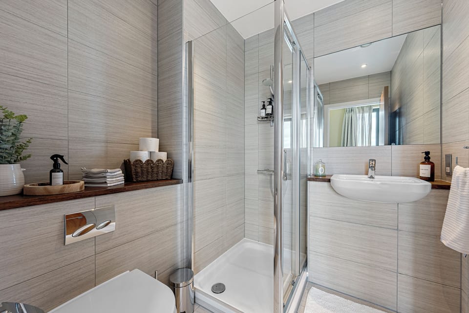 Full Bathroom 2