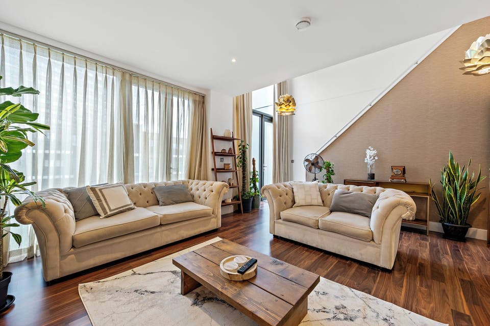 Spacious living room