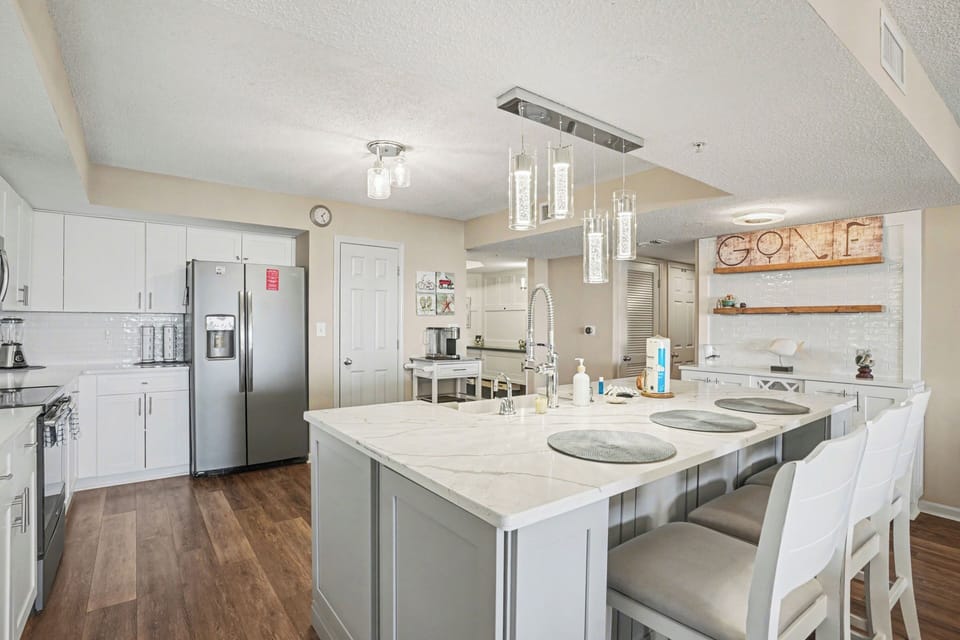 Bar/Kitchen Area