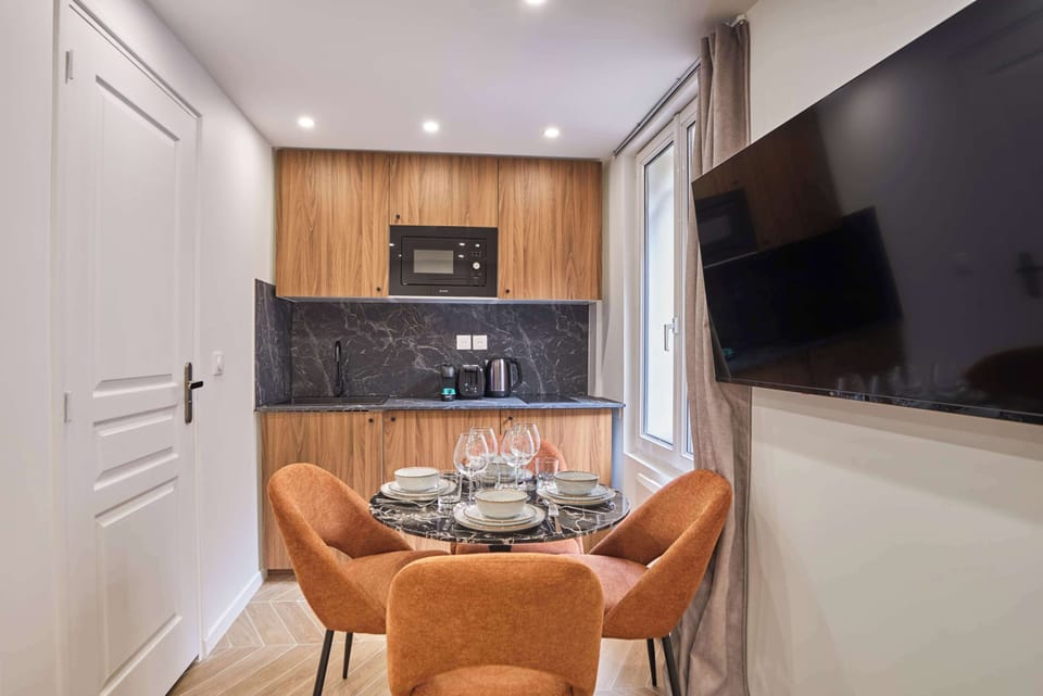 Cuisine ouverte tout équipée , espace repas