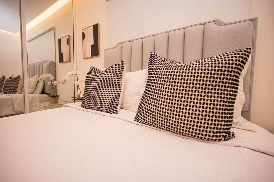 Comfortable bedding
Close-up of the plush mattress and cushions to ensure a great night’s sleep.