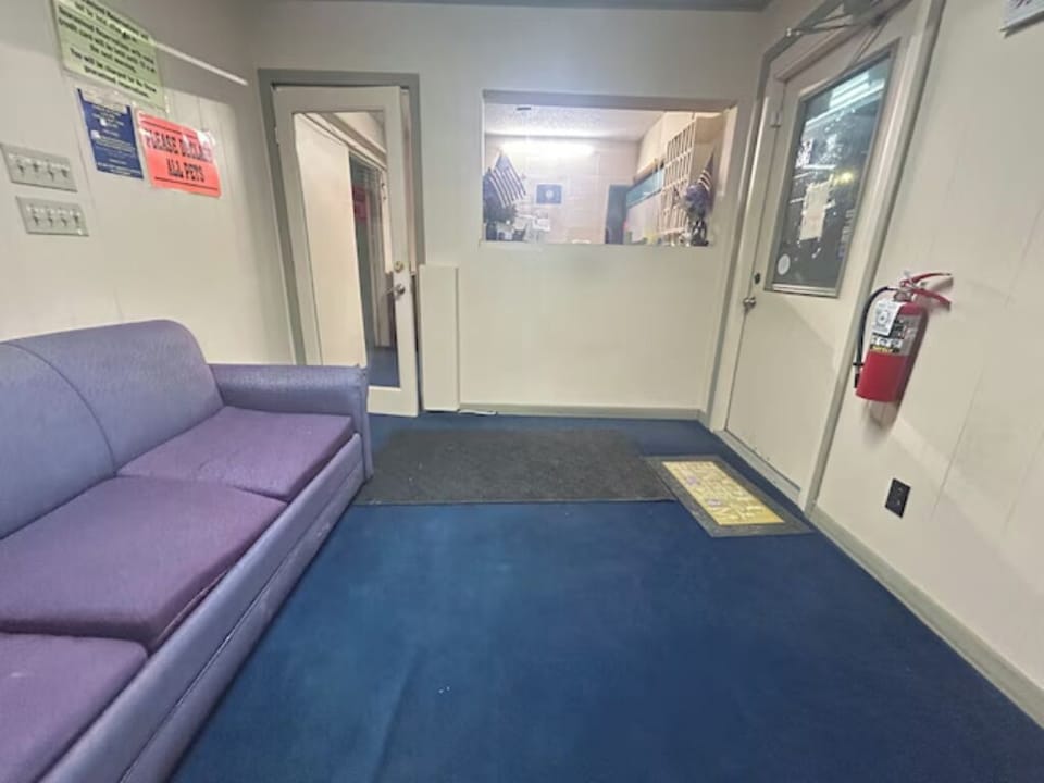 Pause comfortably in the lobby before heading to your room.