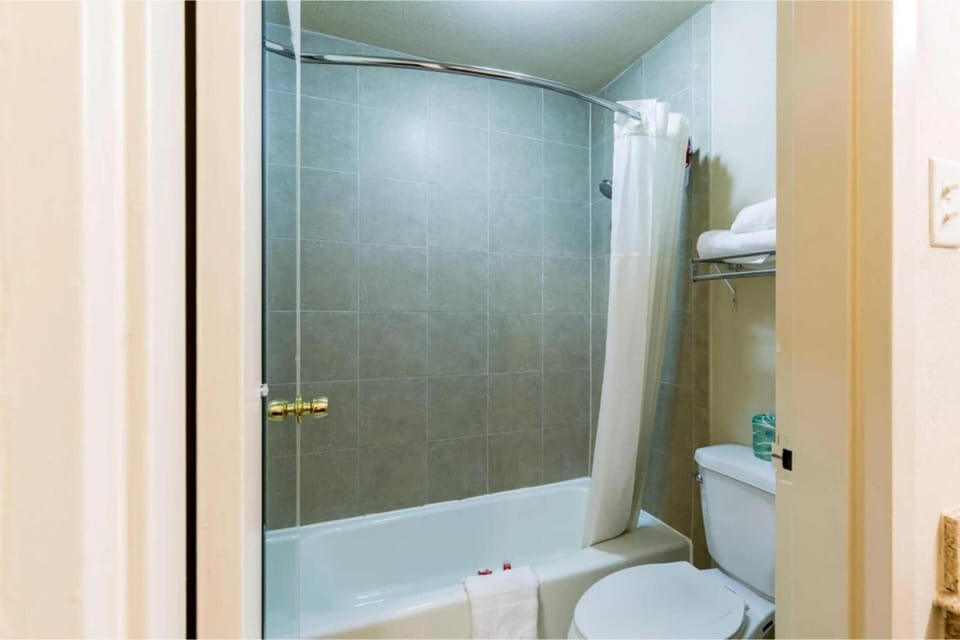 Refresh easily with a clean tub shower and fresh towels.