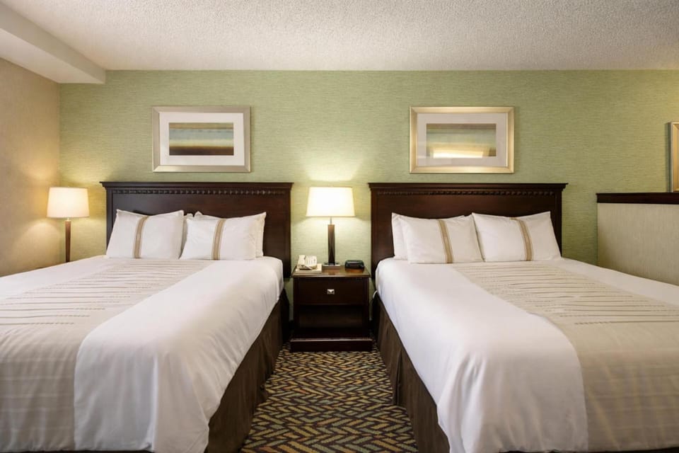 Stretch out on two queen beds for effortless group comfort.