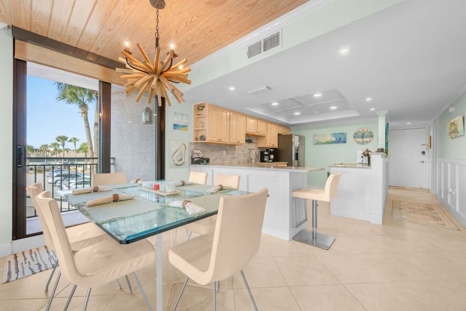 Beautiful dining table and chairs