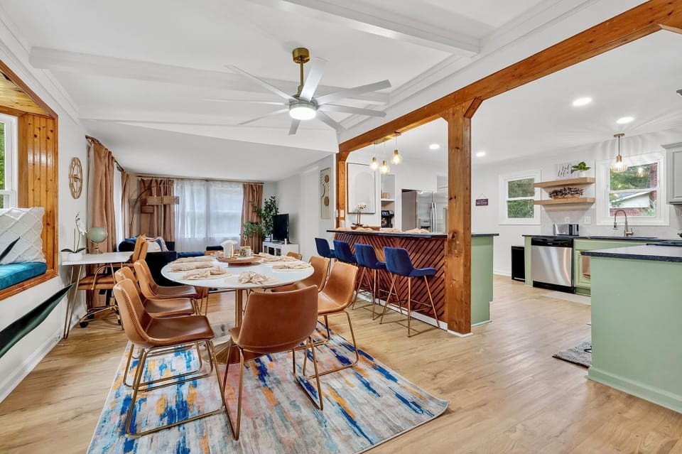 Dining room that can accommodate up to 12