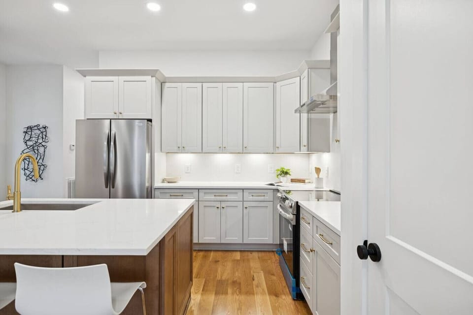 Fully-equipped, modern kitchen with stainless steel appliances for all your cooking needs! Seating at the kitchen island.