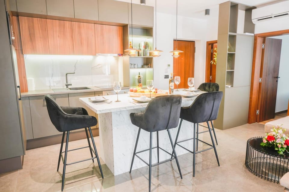 Dining area & kitchen
