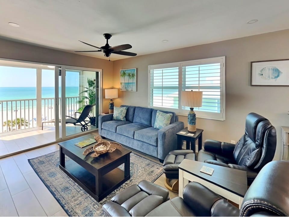 Bright Living Room - Lanai Accesss + Smart TV