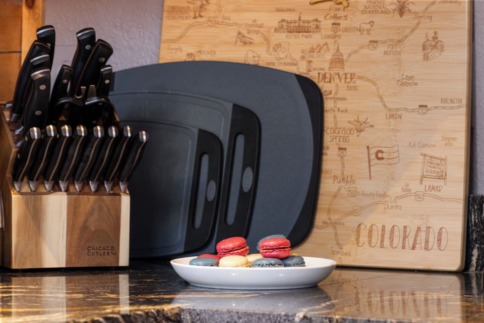 Knife block and cutting boards