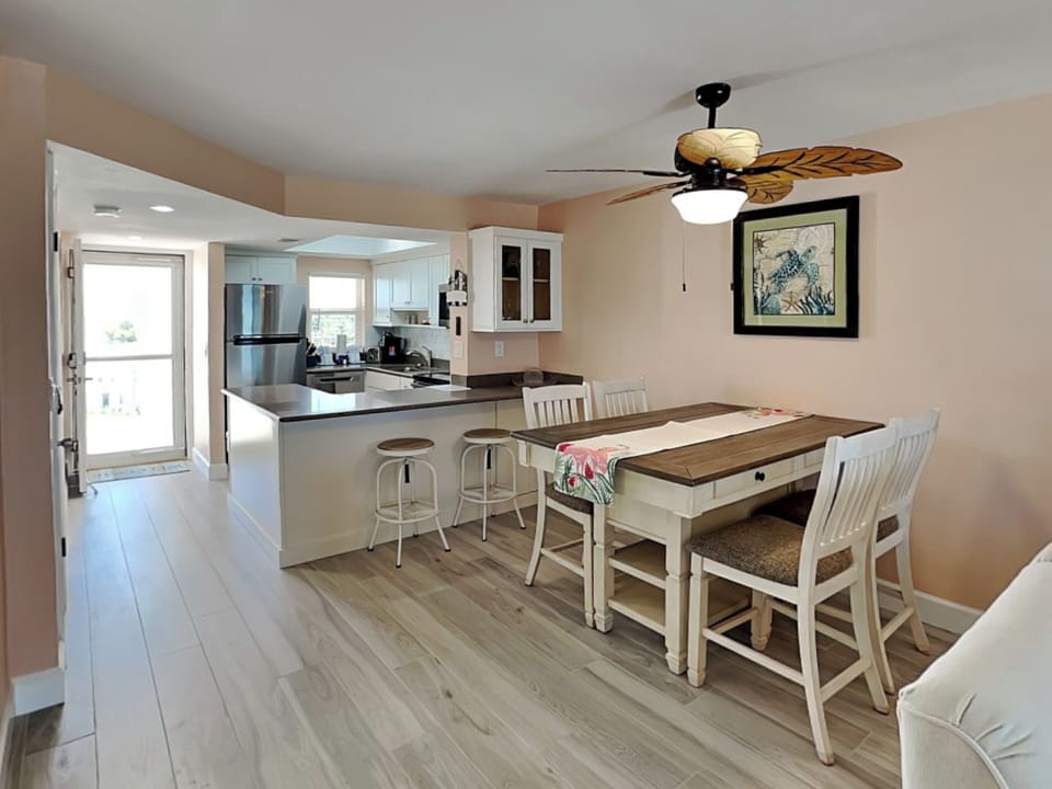 Dining Area - Seating for 4