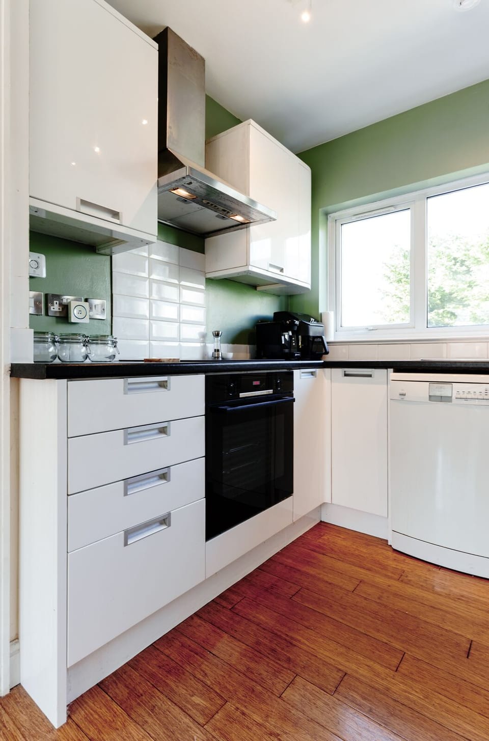 Kitchen with integrated appliances