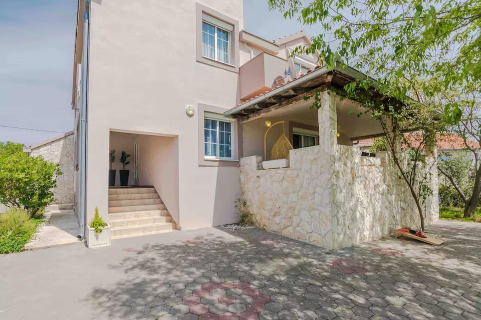 Entrance / Reception