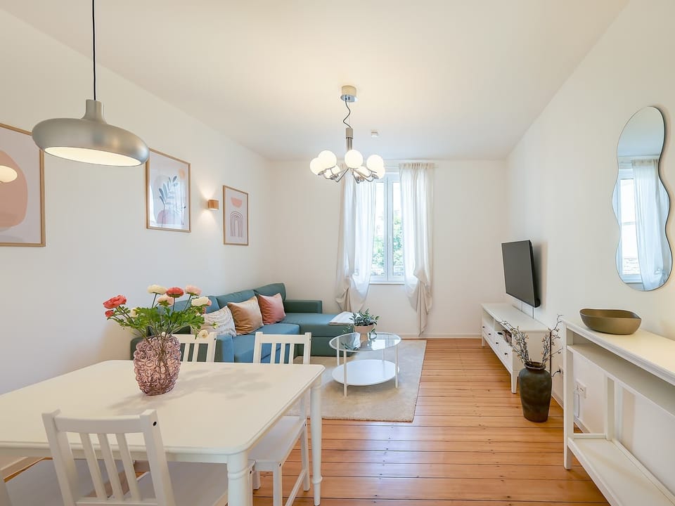 Designed for everyday living – a comfortable lounge area, a practical dining space, and a TV setup for relaxed evenings. Perfect for both short stays and longer visits.