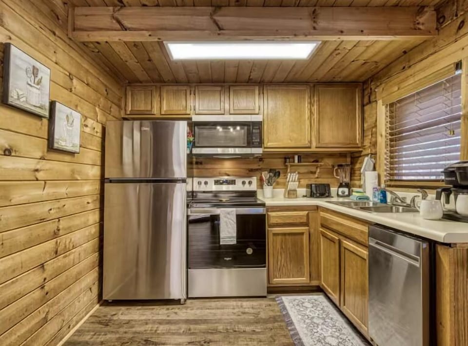 Cabin B: Kitchen. Well stocked with all pots,pans,utensils you need to cook it up!