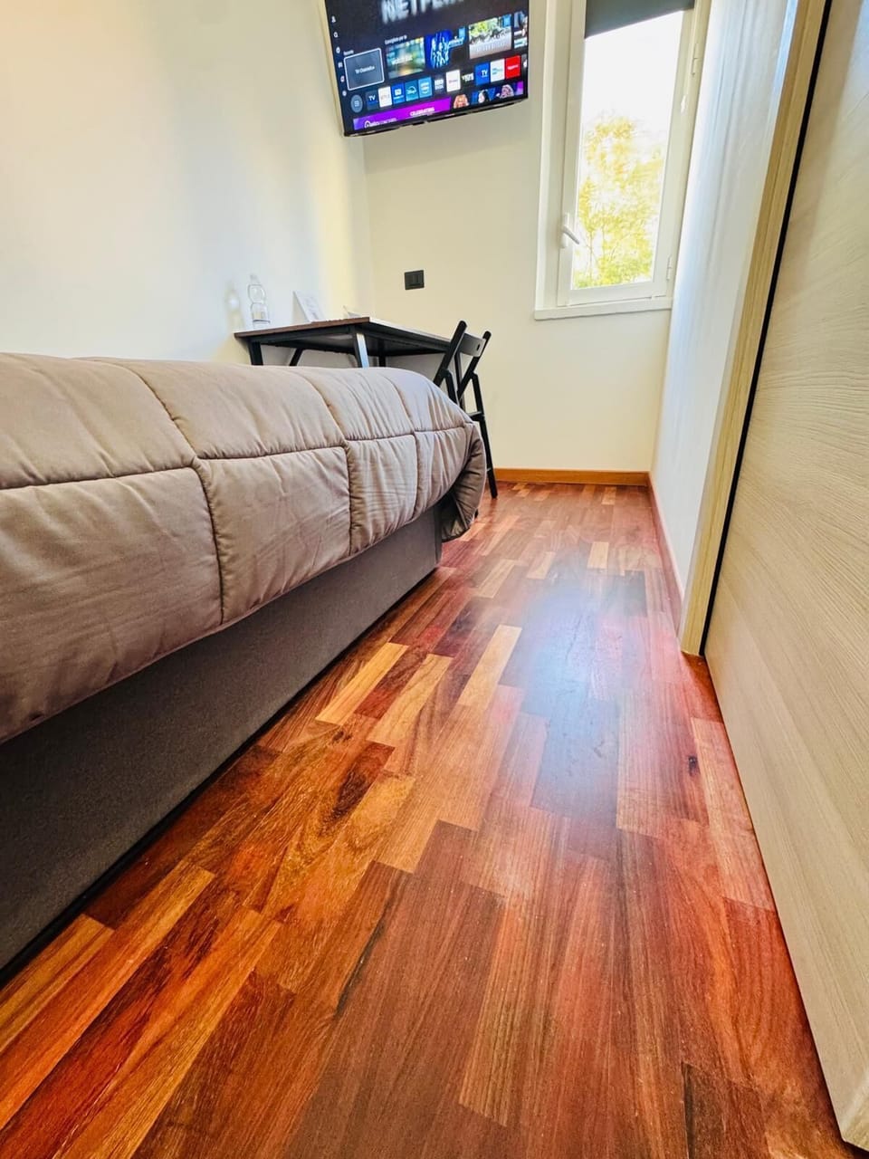 Single room with en-suite bathroom