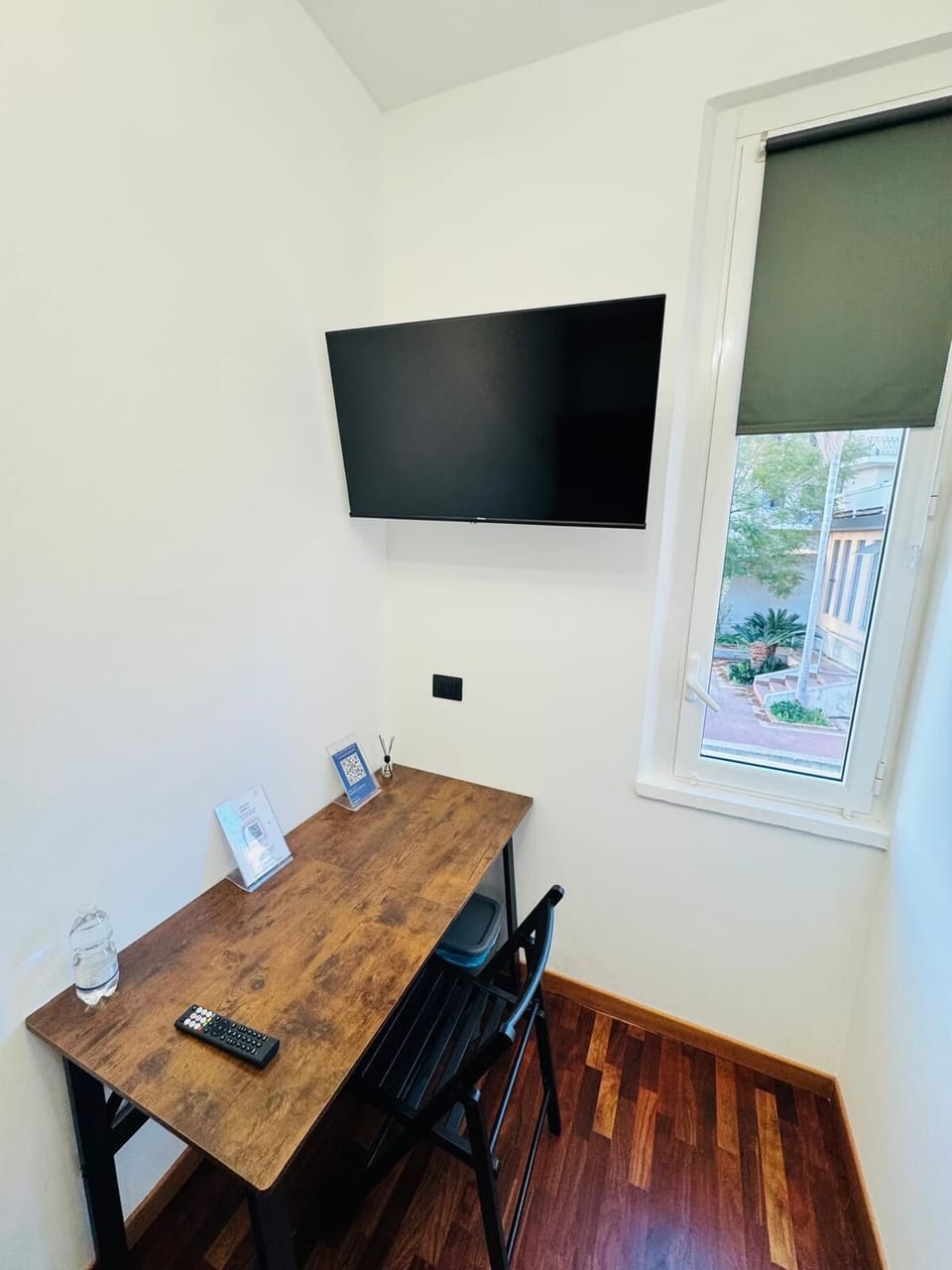 Desk with 40" TV
